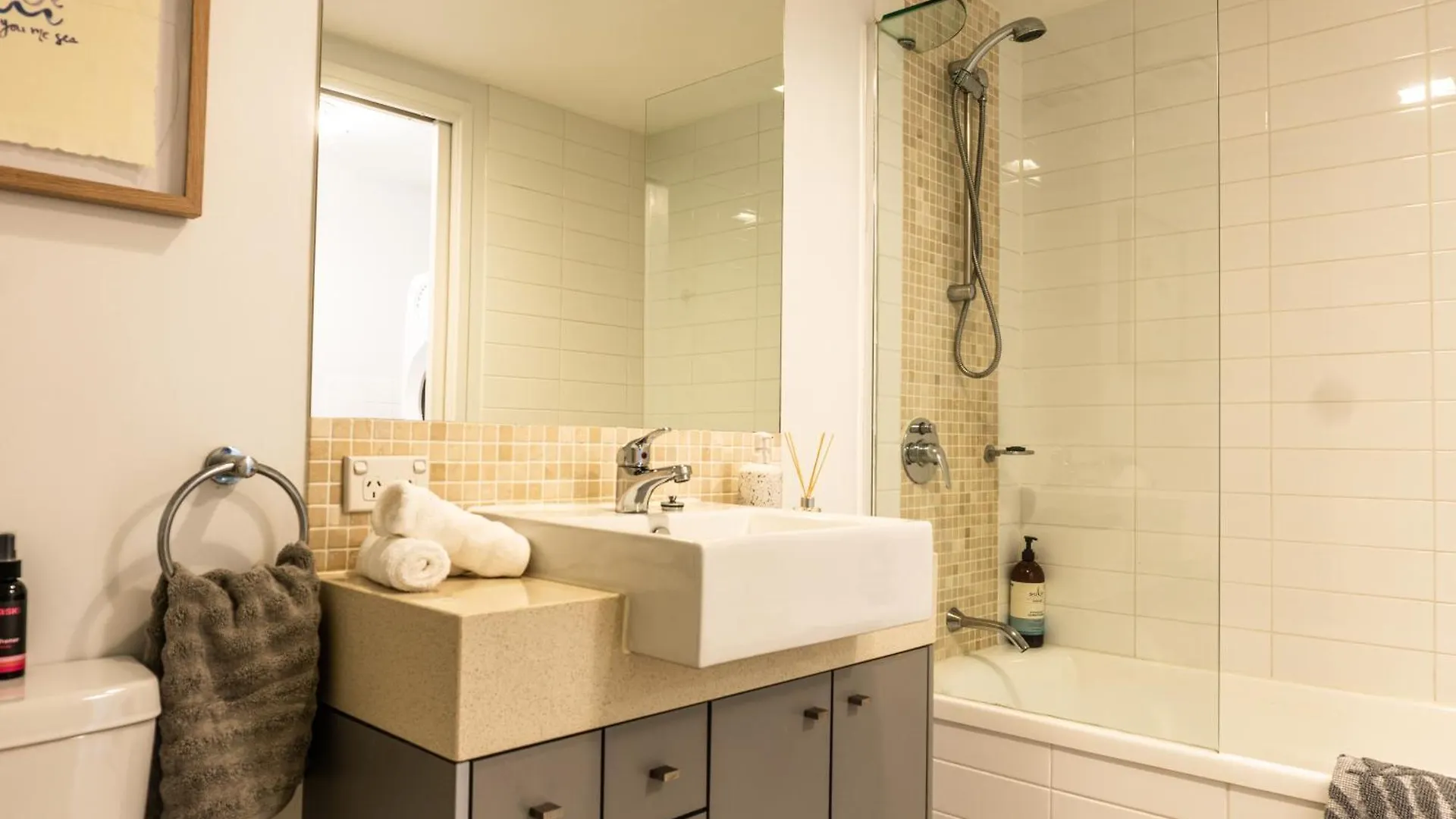 Apartment Pavilion Palm Beach, Vibrant Cafs Beach & Dining Gold Coast Australia